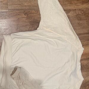 Daytrip (Buckle) Cream Lace Sleeve Top